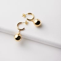 軽やかな着け心地を求めて。どんな瞬間もソリッドに輝く　BLOOM フープ＆ボールピアス