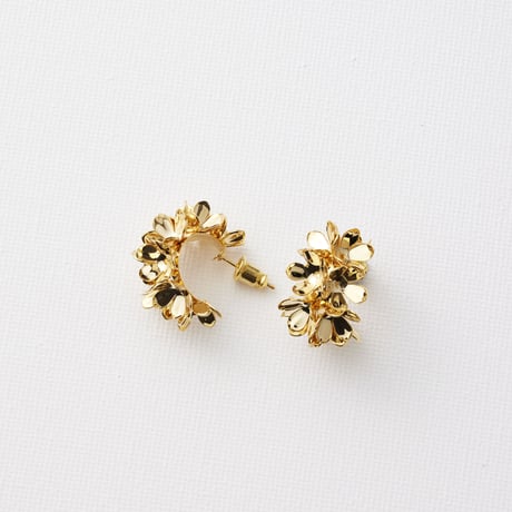 顔周りに咲く、幸せの小花たち　MALIKA　フラワーフープピアス