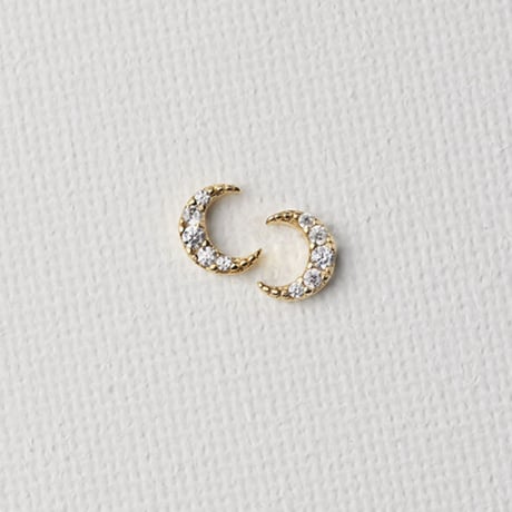 肌に優しい18金ポスト。神秘的で小さな輝きを 大切な日々の味方に　LUNA　ムーンピアス〈18Kポスト〉