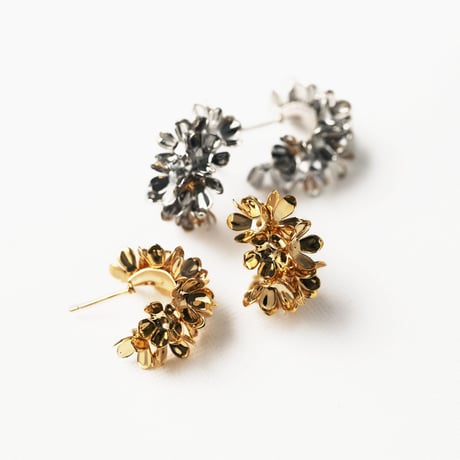 顔周りに咲く、幸せの小花たち　MALIKA　フラワーフープピアス