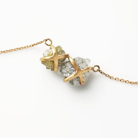 ２色のダイヤモンドをハートの傍に　AARUSHI　ダブルダイヤモンド1.82+2.35ct　18KYGネックレス