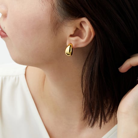 軽やかな着け心地が好評　RICCA　シルバー925製ハーフドロップピアス