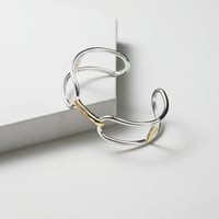 打ち出し模様の輝きと存在感を添えて　MIA コンビバングル