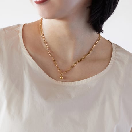 着けっぱなしOK、肌に優しいステンレス製　KNOT　ダブルチェーンボールネックレス