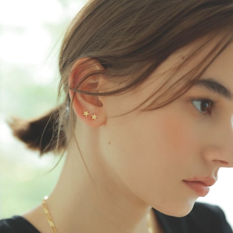 18金のポストで星の輝きをいつも耳元に。大人可愛いバランスで デザインしました　STELLA　スターピアス〈18Kポスト〉