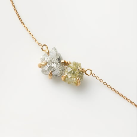 ２色のダイヤモンドをハートの傍に　AARUSHI　ダブルダイヤモンド1.82+2.35ct　18KYGネックレス