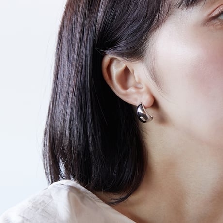 軽やかな着け心地が好評　RICCA　シルバー925製ハーフドロップピアス