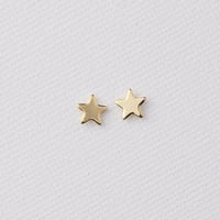 18金のポストで星の輝きをいつも耳元に。大人可愛いバランスで デザインしました　STELLA　スターピアス〈18Kポスト〉