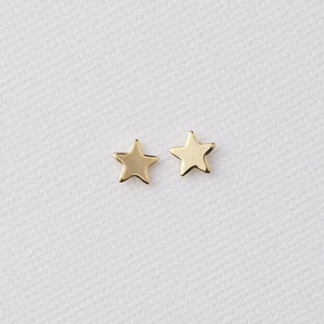 18金のポストで星の輝きをいつも耳元に。大人可愛いバランスで デザインしました　STELLA　スターピアス〈18Kポスト〉