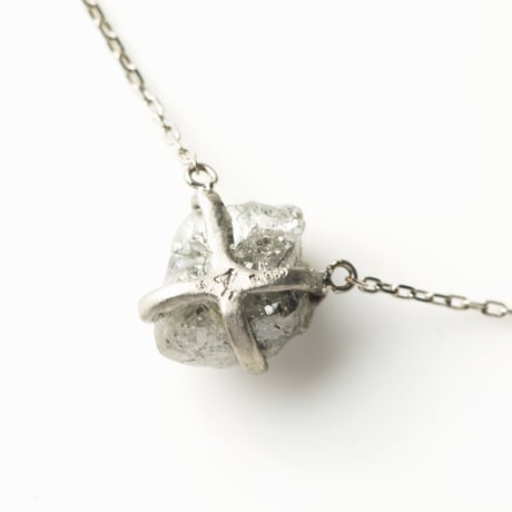 大人の美意識と響き合うくすみカラー　AARUSHI　グレイッシュダイヤモンド3.11ct　Ptネックレス