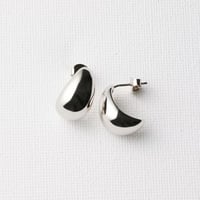 軽やかな着け心地が好評　RICCA　シルバー925製ハーフドロップピアス