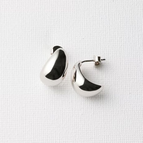 軽やかな着け心地が好評　RICCA　シルバー925製ハーフドロップピアス