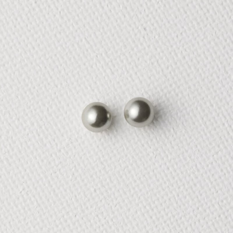 NORA グレー貝パールピアス〈18Kポスト〉 | The May Chang (ザ NORA グレー貝パールピアス〈18Kポスト〉 | The May Chang (ザ