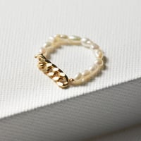 ２つの素材の異なる魅力が、毎日を輝かせます　SUIE　淡水パール＆チェーンリング