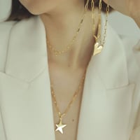 モダンなきらめきと、アレンジが楽しいネックレス　TMC　スターモチーフロングネックレス
