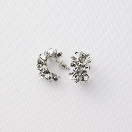 顔周りに咲く、幸せの小花たち　MALIKA　フラワーフープピアス