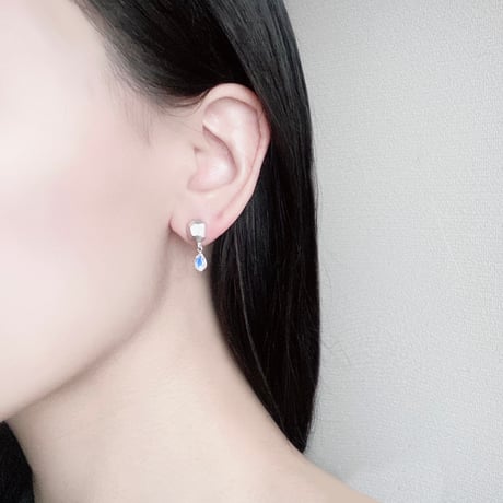 揺れる月のピアス【ロイヤルブルームーンストーン】