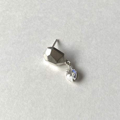 揺れる月のピアス【ロイヤルブルームーンストーン】
