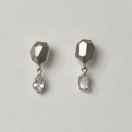揺れる月のピアス【ロイヤルブルームーンストーン】