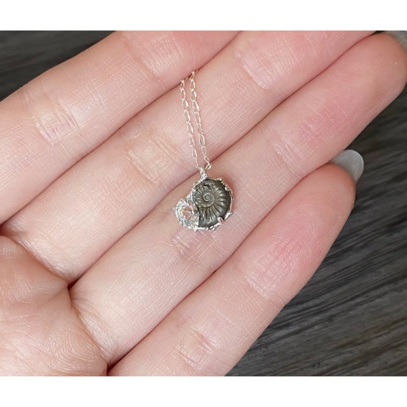 オイルインクォーツ ネックレス historia necklace】 パイライトアンモナイト+オイルインクォーツ | Idola