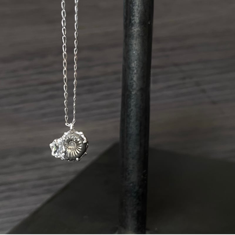 historia necklace】 パイライトアンモナイト+オイルインクォーツ | Idola