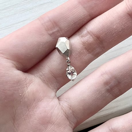 揺れる月のピアス【ロイヤルブルームーンストーン】