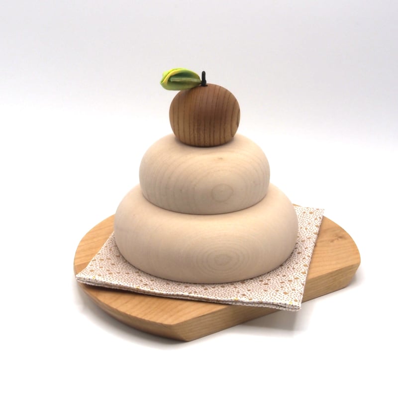 木の鏡餅 ぽってりかわいい木の鏡餅 木製台座・金襴敷布付き | Atelier Alt