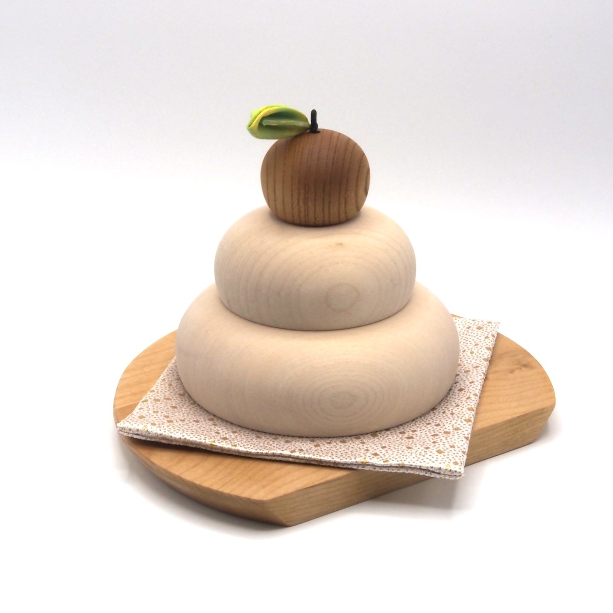 ぽってりかわいい木の鏡餅 ＊半月台座・金襴敷布付 | Atelier Alt