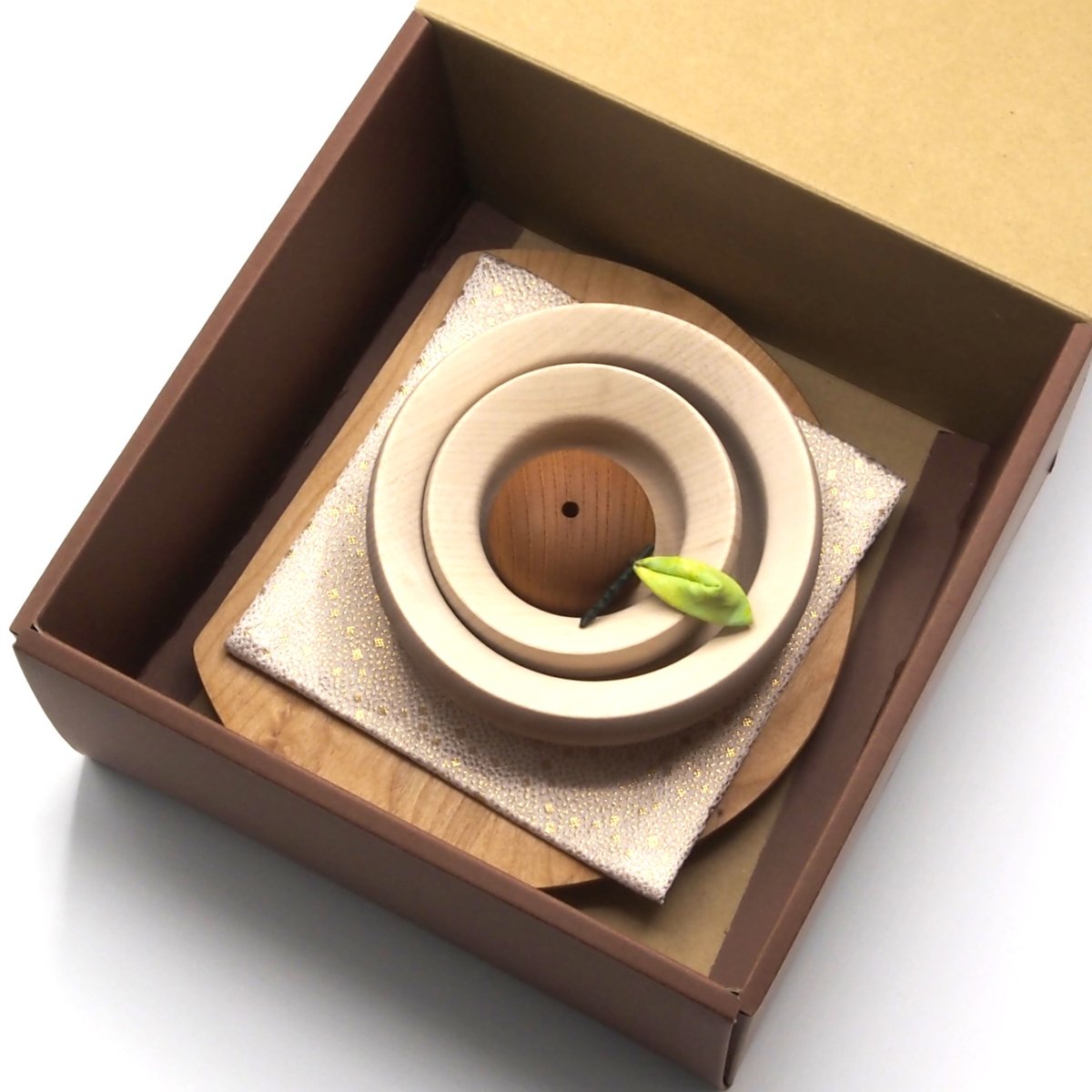 木の鏡餅 ぽってりかわいい木の鏡餅 木製台座・金襴敷布付き | Atelier Alt