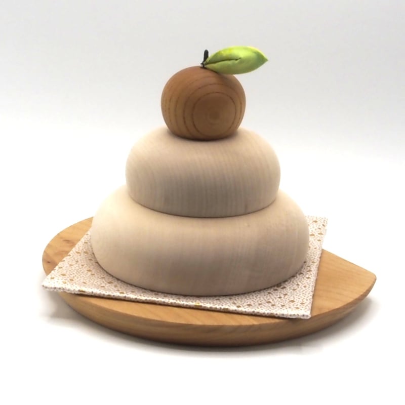 木の鏡餅 ぽってりかわいい木の鏡餅 木製台座・金襴敷布付き | Atelier Alt