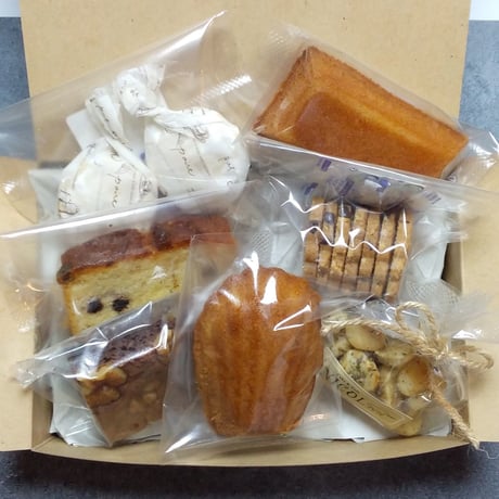 クール便送料込み　ギフトボックス(お菓子はお任せ)