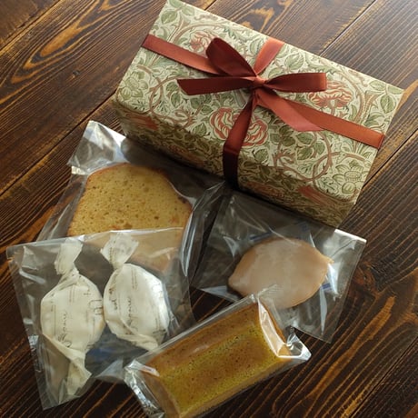クール便送料込み　ギフトBOX(バラと鳥)　(お菓子はお任せ)