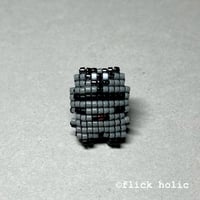 [S22] グレーのピンバッジ　反響者