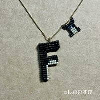 [S_F04]アルファベットペンダント キラキラくろベージュ