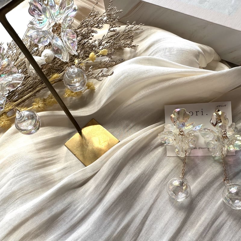 クリアフラワーの揺れるピアス/イヤリング | ori．-おりどっと-