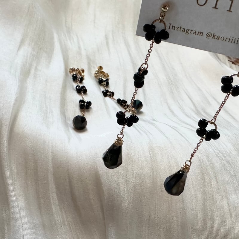 黒色ビーズ タッセル付きネックレスとイヤリングセット 黒色ビーズ タッセル付きネックレスとイヤリングセット