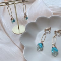 ゴールド×ライトブルーの天然石風ピアス/イヤリング