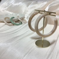 ベージュマーブルのフープピアス