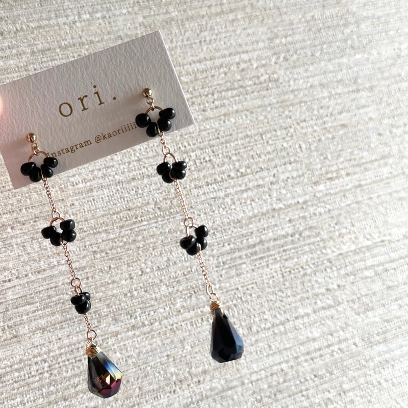 黒色ビーズ タッセル付きネックレスとイヤリングセット ブラック×ゴールドのビーズタッセルピアス/イヤリング | ori．-おり