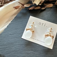 ホワイトしずくの揺れるピアス/イヤリング