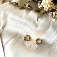 バイカラーのフープピアス