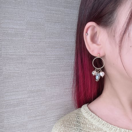 フープとビーズの揺れるピアス/イヤリング