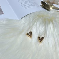 シンプルなハートのピアス