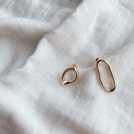 ゴールド×アシンメトリーピアス