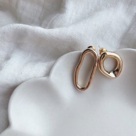 ゴールド×アシンメトリーピアス