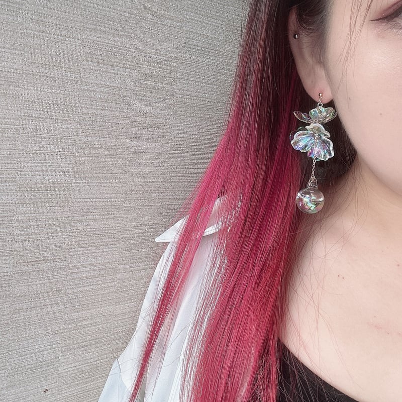 クリアフラワーの揺れるピアス/イヤリング | ori．-おりどっと-