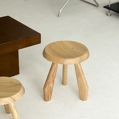 stool-03047　angular 3本脚 無垢材 ラウンド スツール