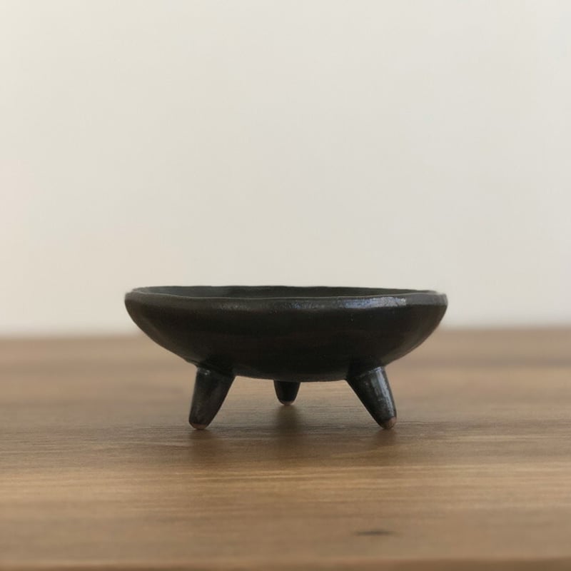 紙上征江 黒い陶器製円形プレート fit=scale-down,w=1200