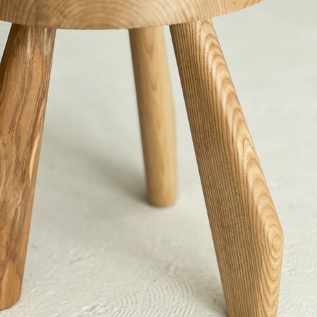 stool-03047　angular 3本脚 無垢材 ラウンド スツール