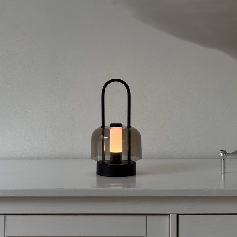 light-03357 USB ハンドル付き スモークグレー ポータブルランプ | ART